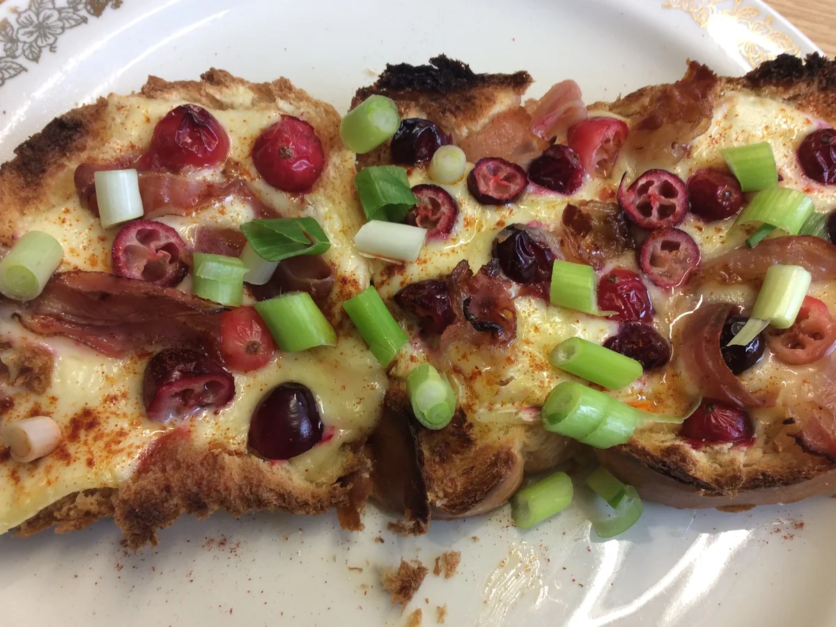 Rezept: Überbackenes Weißbrot mit Camembert, Speck und Cranberries Bild Nr. 911 Überbackenes Weißbrot mit Camembert, Speck und Cranberries - Rezept - Bild Nr. 911