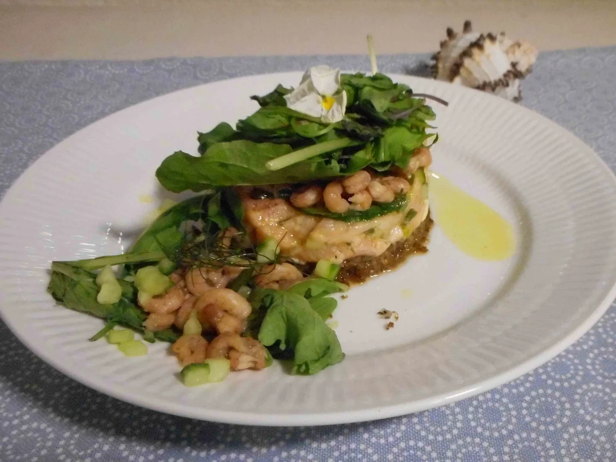 Lachsforellentatar mit Gurke und Nordseekrabben an einer Limetten-Vinaigrette - Rezept - Bild Nr. 916