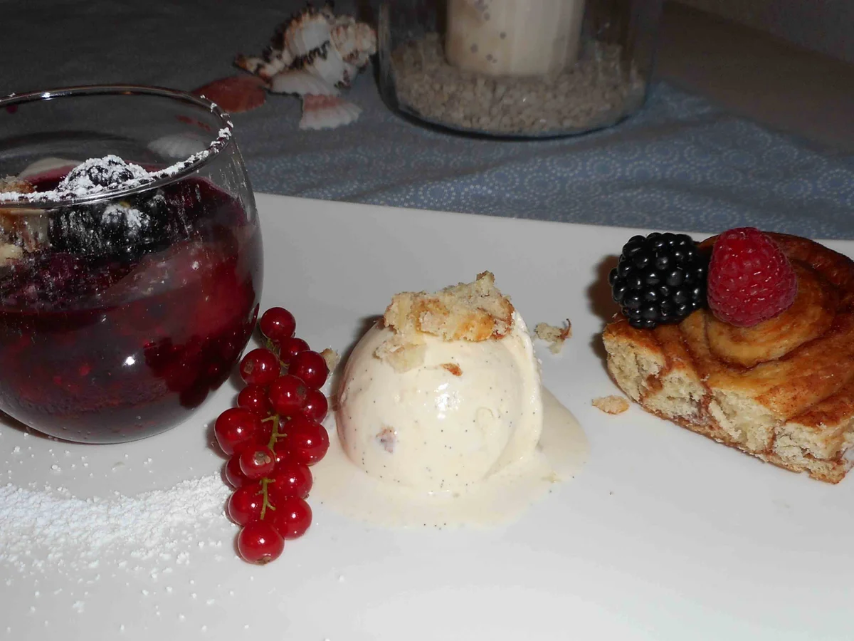 Rote Grütze mit Vanilleeis und Franzbrötchen Stückchen - Rezept