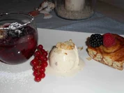 Rezept: Rote Grütze mit Vanilleeis und Franzbrötchen Stückchen Rote Grütze mit Vanilleeis und Franzbrötchen Stückchen - Rezept