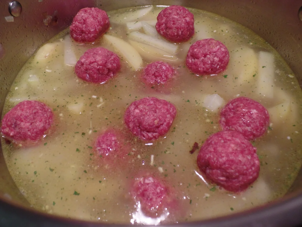 Rezept: Kohlrabi-Kartoffel-Suppe mit Fleischklößchen Bild Nr. 926 Kohlrabi-Kartoffel-Suppe mit Fleischklößchen - Rezept - Bild Nr. 926