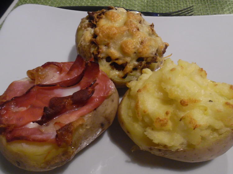 Dreierlei gefüllte Ofenkartoffeln mit Dips - Rezept - kochbar.de