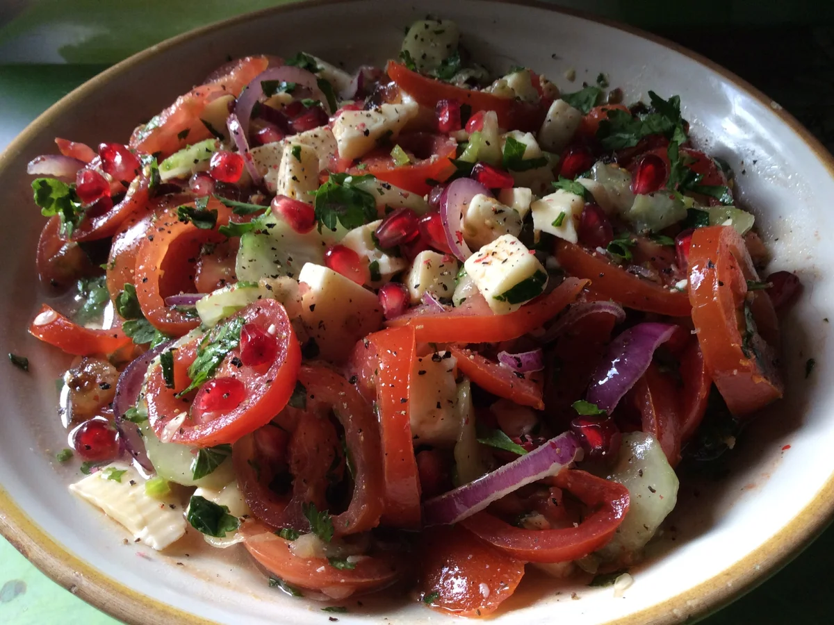 Tomaten-Gurkensalat mit Granatapfel und Käse - Rezept - Bild Nr. 927