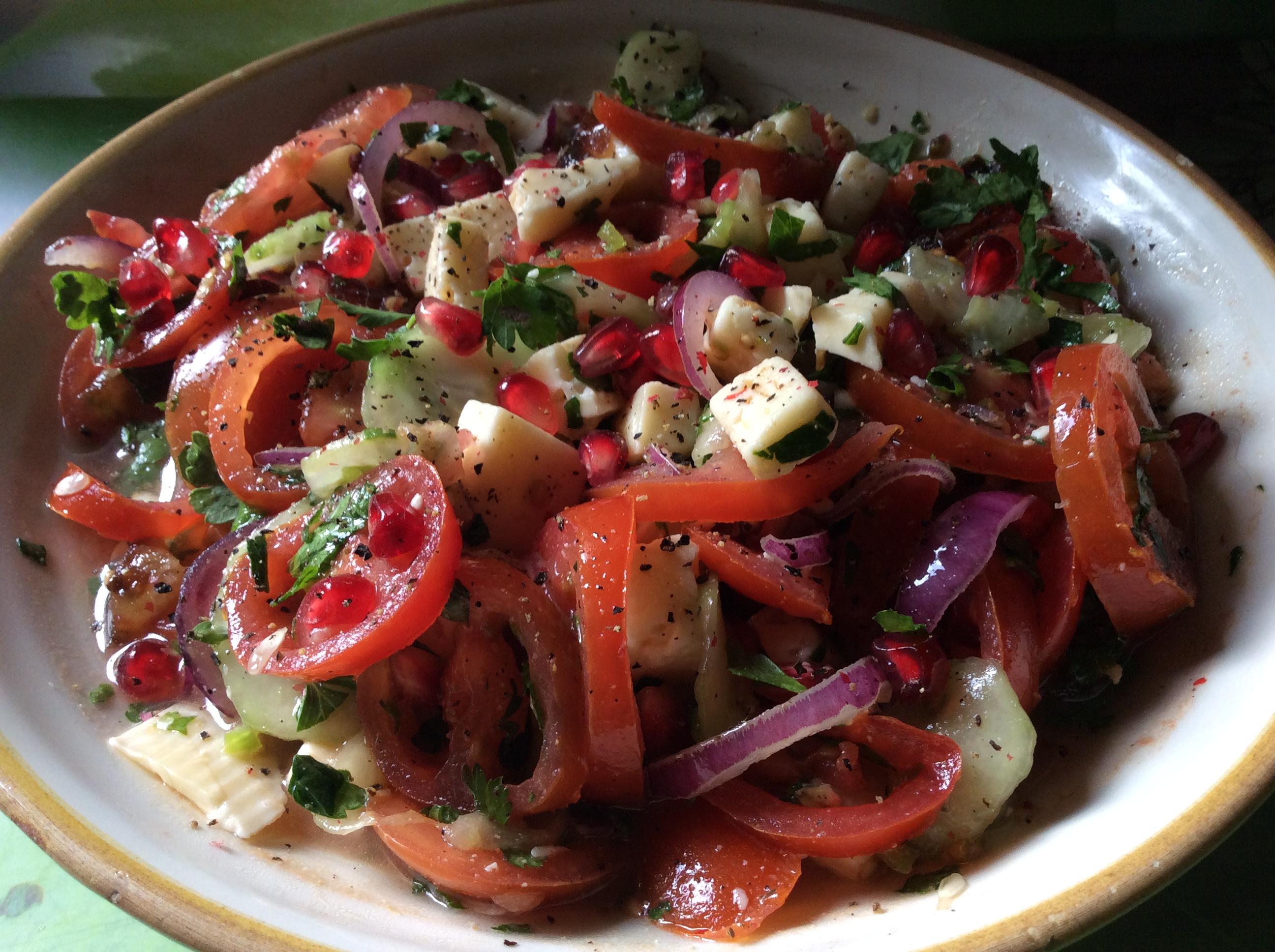 Bilder für Tomaten-Gurkensalat mit Granatapfel und Käse - Rezept