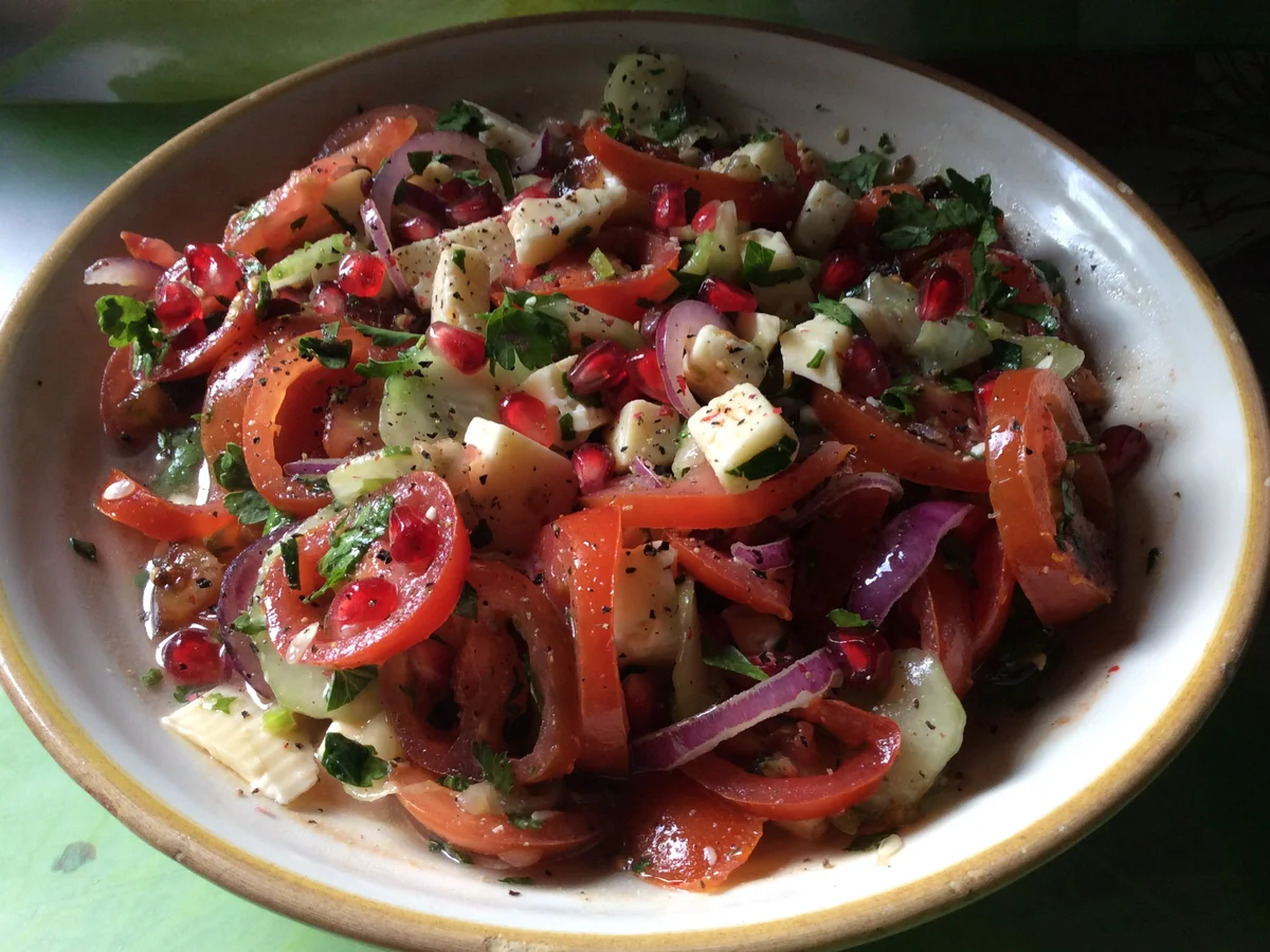 Tomaten-Gurkensalat mit Granatapfel und Käse - Rezept - Bild Nr. 928