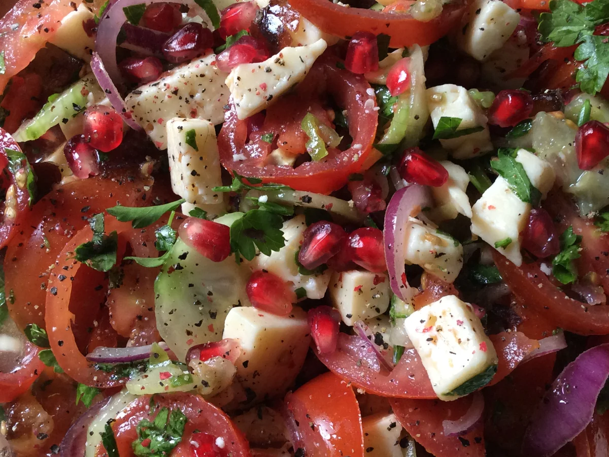 Tomaten-Gurkensalat mit Granatapfel und Käse - Rezept - Bild Nr. 929