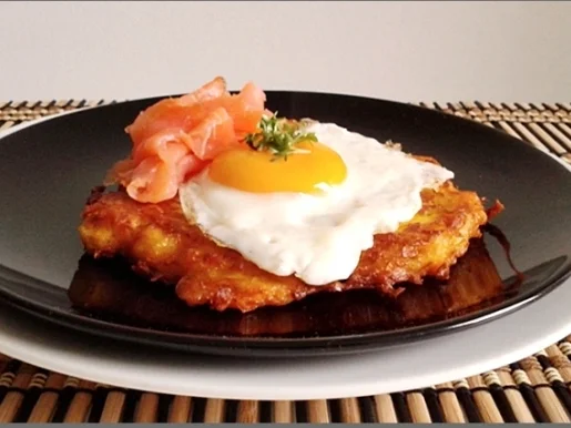 Rezept: Hokkaido-Kartoffel-Rösti mit Spiegelei und Wildlachs Bild Nr. 941 Hokkaido-Kartoffel-Rösti mit Spiegelei und Wildlachs - Rezept - Bild Nr. 941