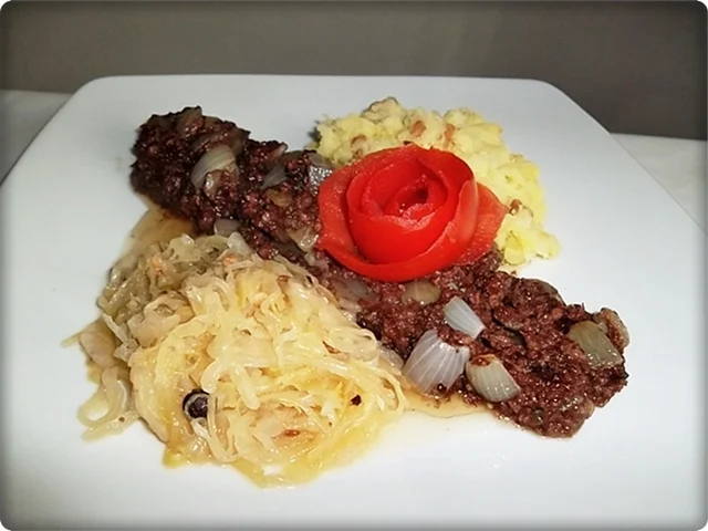 Rezept: Blutwurst mit Sauerkraut und Stampfkartoffeln Bild Nr. 2 Blutwurst mit Sauerkraut und Stampfkartoffeln - Rezept - Bild Nr. 2