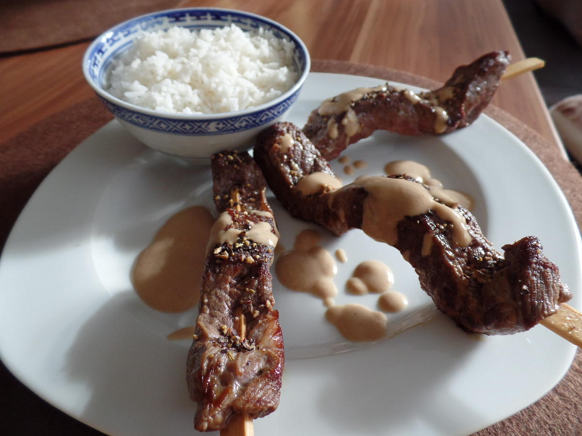 Rinder-Sate mit Erdnuss-Kokos-Sauce - Rezept - kochbar.de