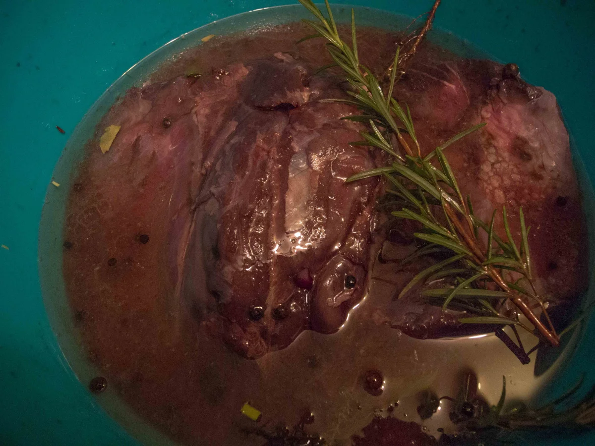 Sauerbraten vom Wildschwein in Rotweinsoße - Rezept - Bild Nr. 1018