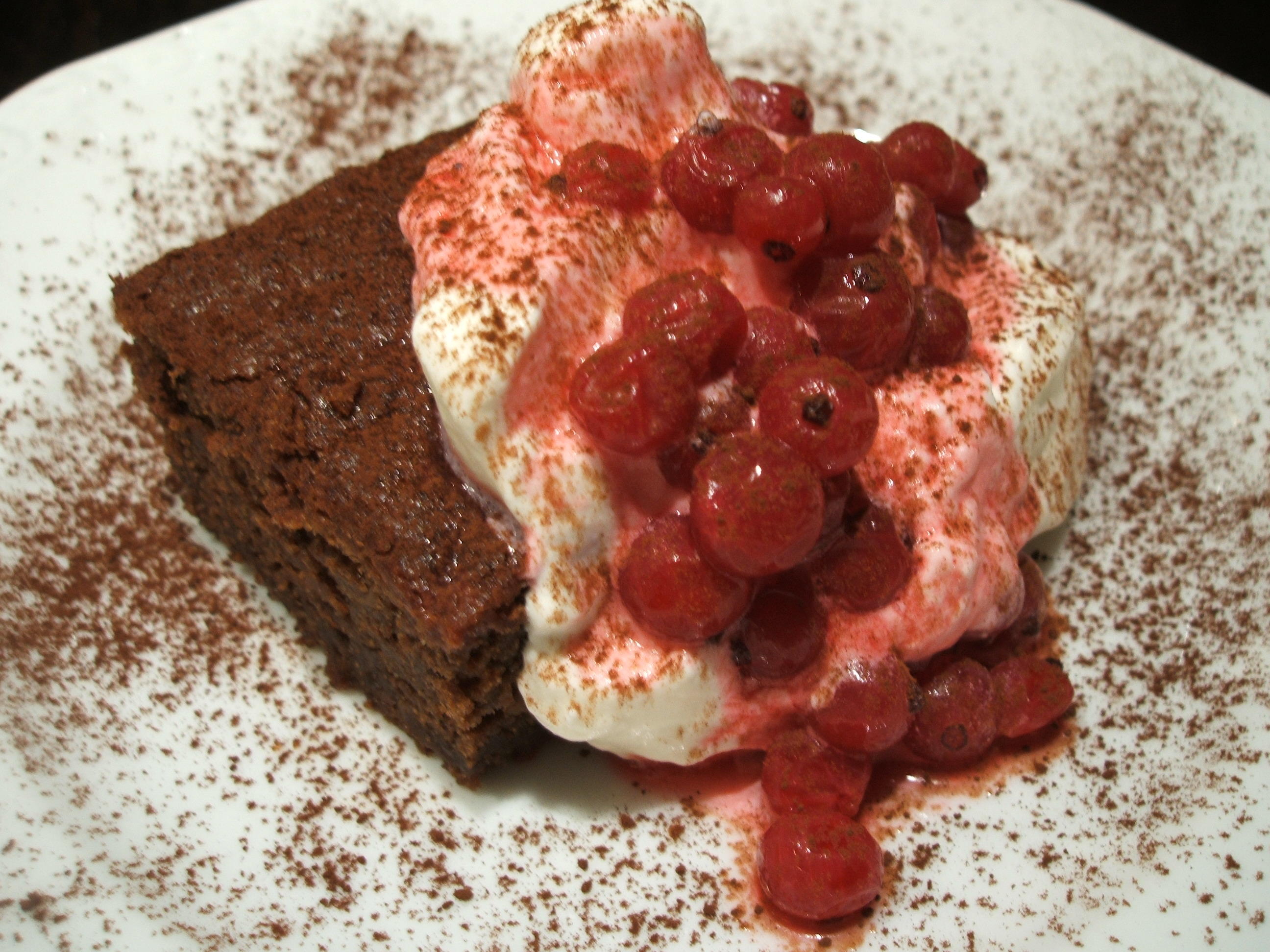 Bilder für Dessert: Rote-Bete-Schnitten mit Sahne und frischen Beeren - Rezept