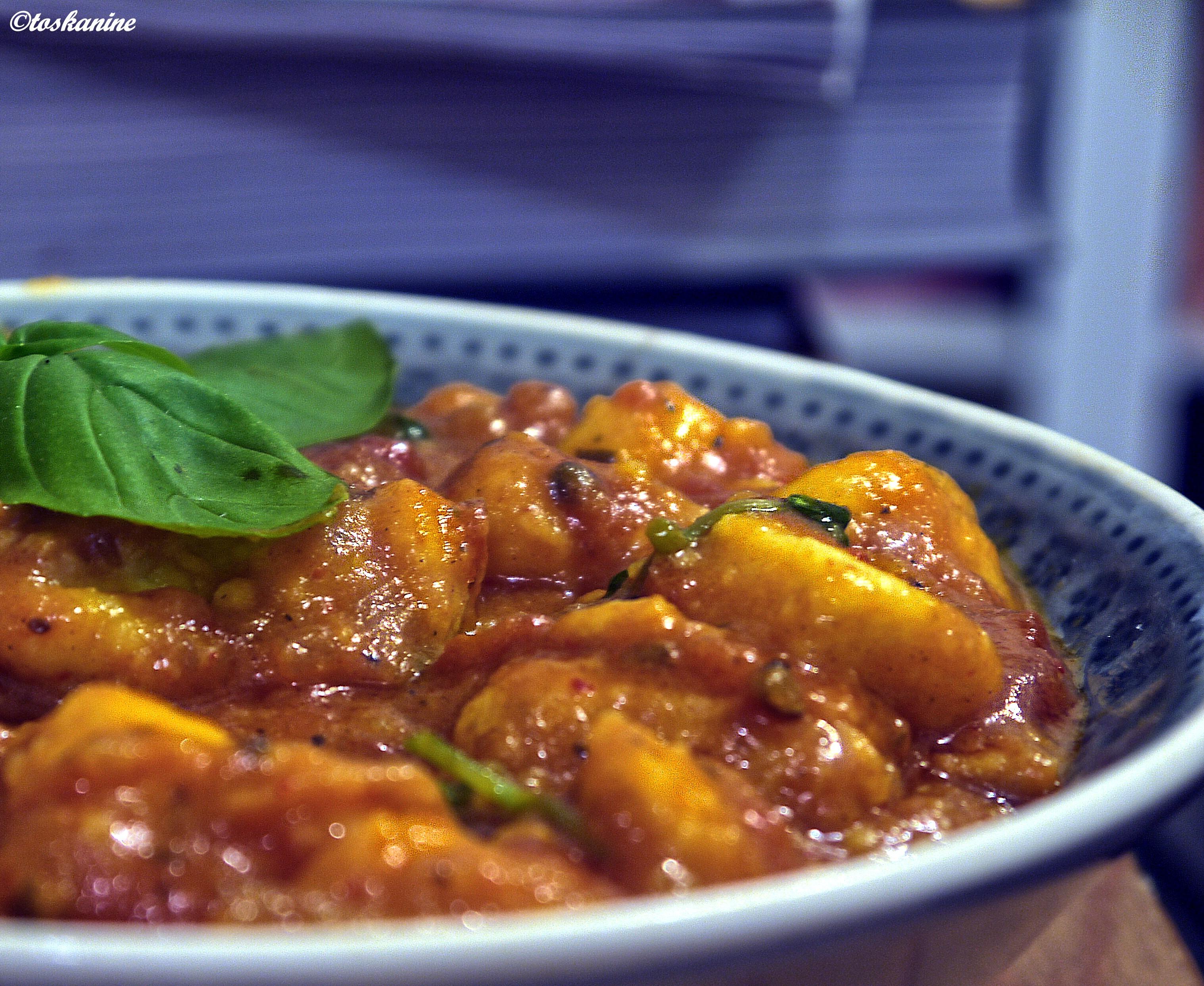 Bilder für Bergkäse-Gnocchi in Tomatensauce - Rezept