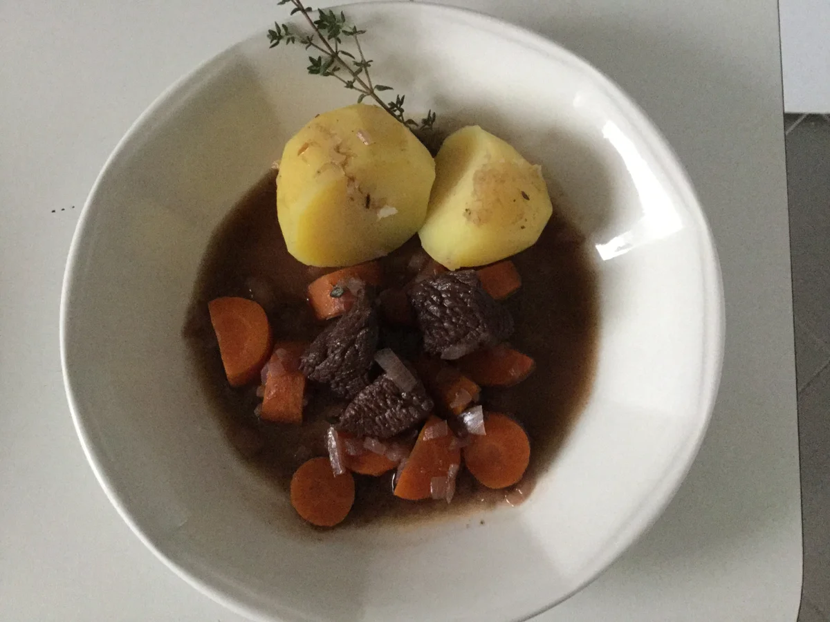 Rezept: einfacher Rinderschmortopf mit Schuß Bild Nr. 940 einfacher Rinderschmortopf mit Schuß - Rezept - Bild Nr. 940