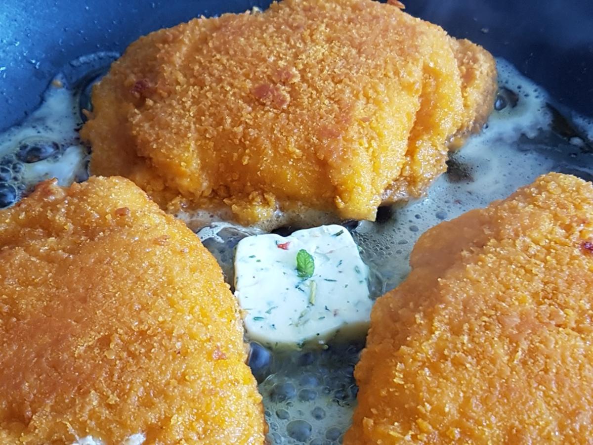 Schnitzel (gefüllt) mit Kastanien-Maronenpanade  à la Biggi - Rezept - Bild Nr. 2