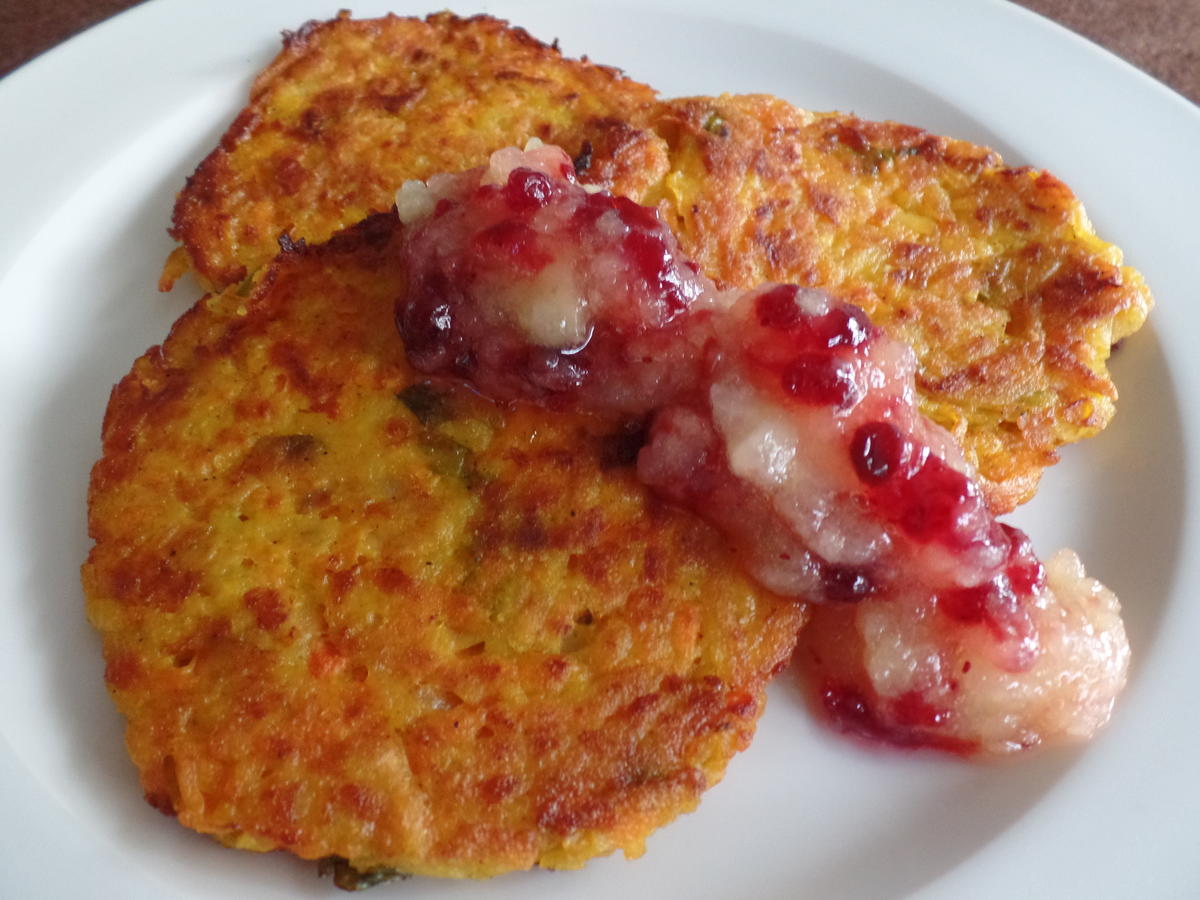 Kurbis Kartoffelpuffer Mit Apfel Preiselbeer Kompott Rezept Kochbar De