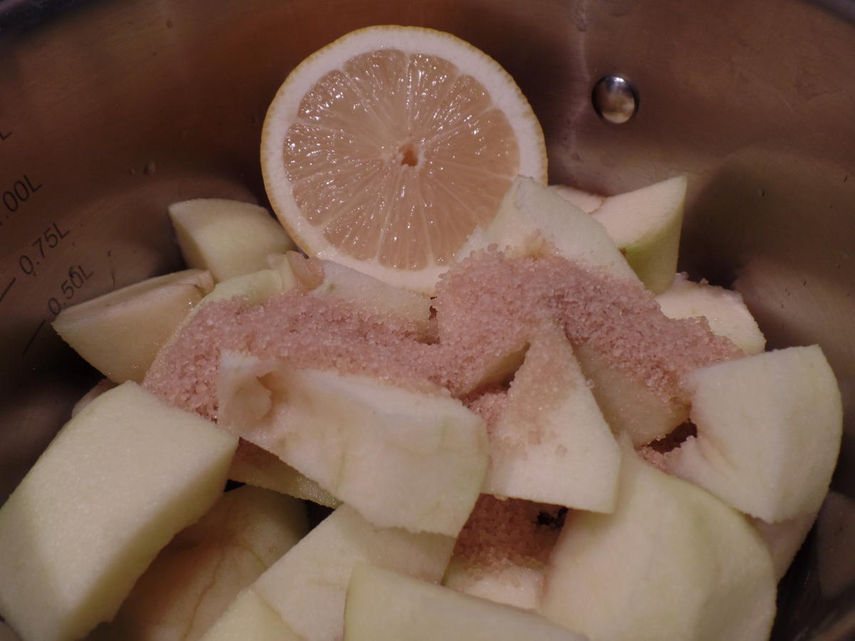Kürbis-Kartoffelpuffer mit Apfel-Preiselbeer-Kompott - Rezept - kochbar.de