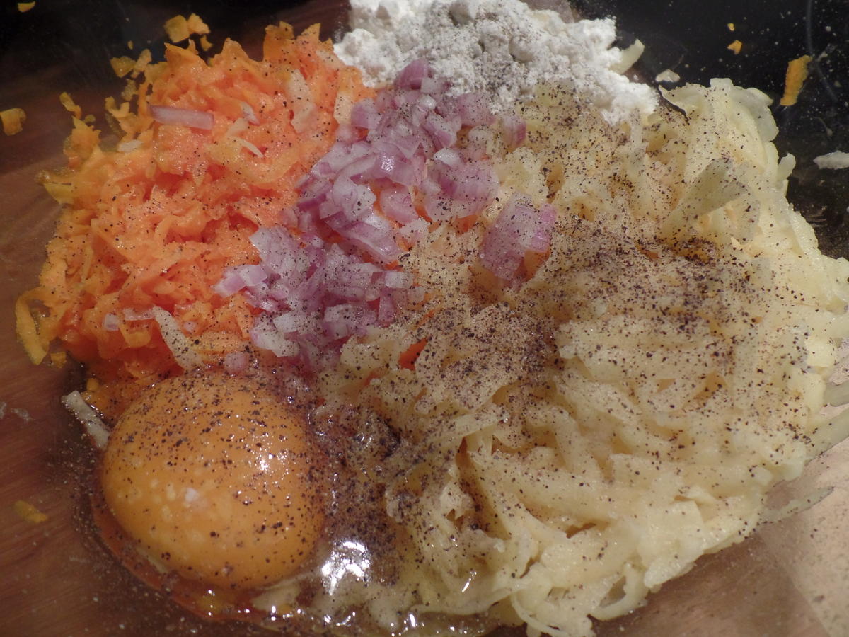 Kürbis-Kartoffelpuffer mit Apfel-Preiselbeer-Kompott - Rezept - kochbar.de