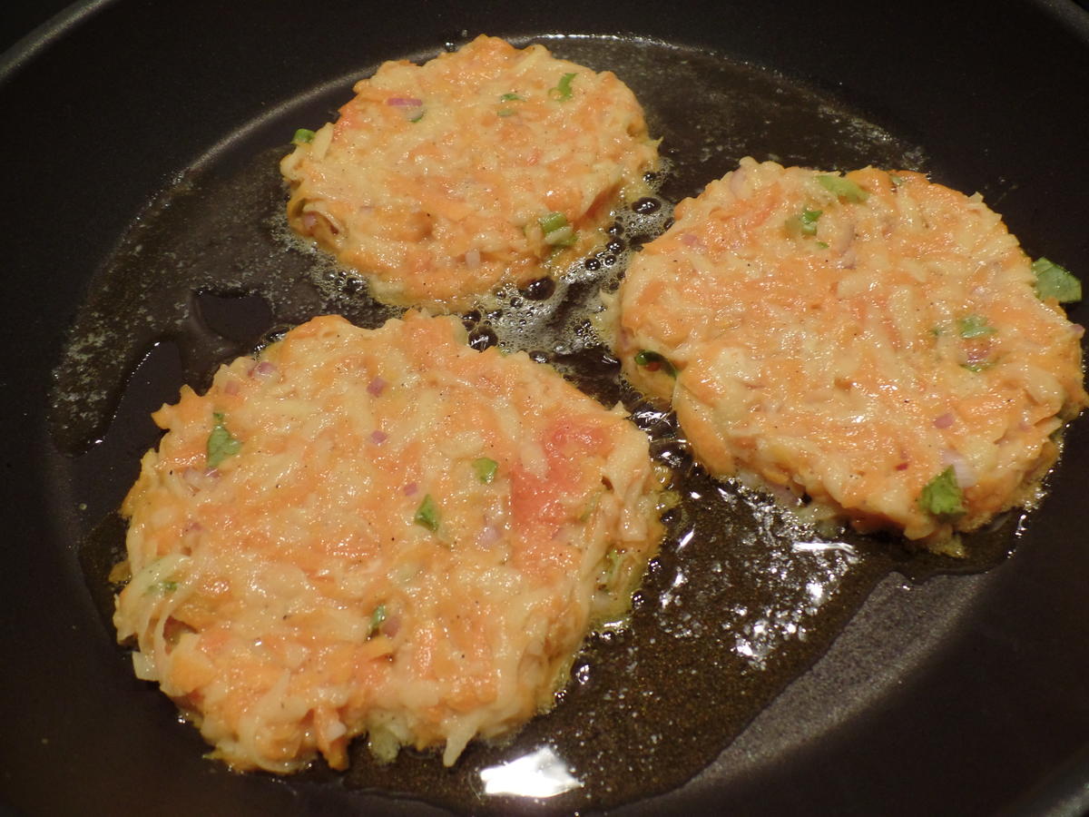 Kürbis-Kartoffelpuffer mit Apfel-Preiselbeer-Kompott - Rezept - kochbar.de
