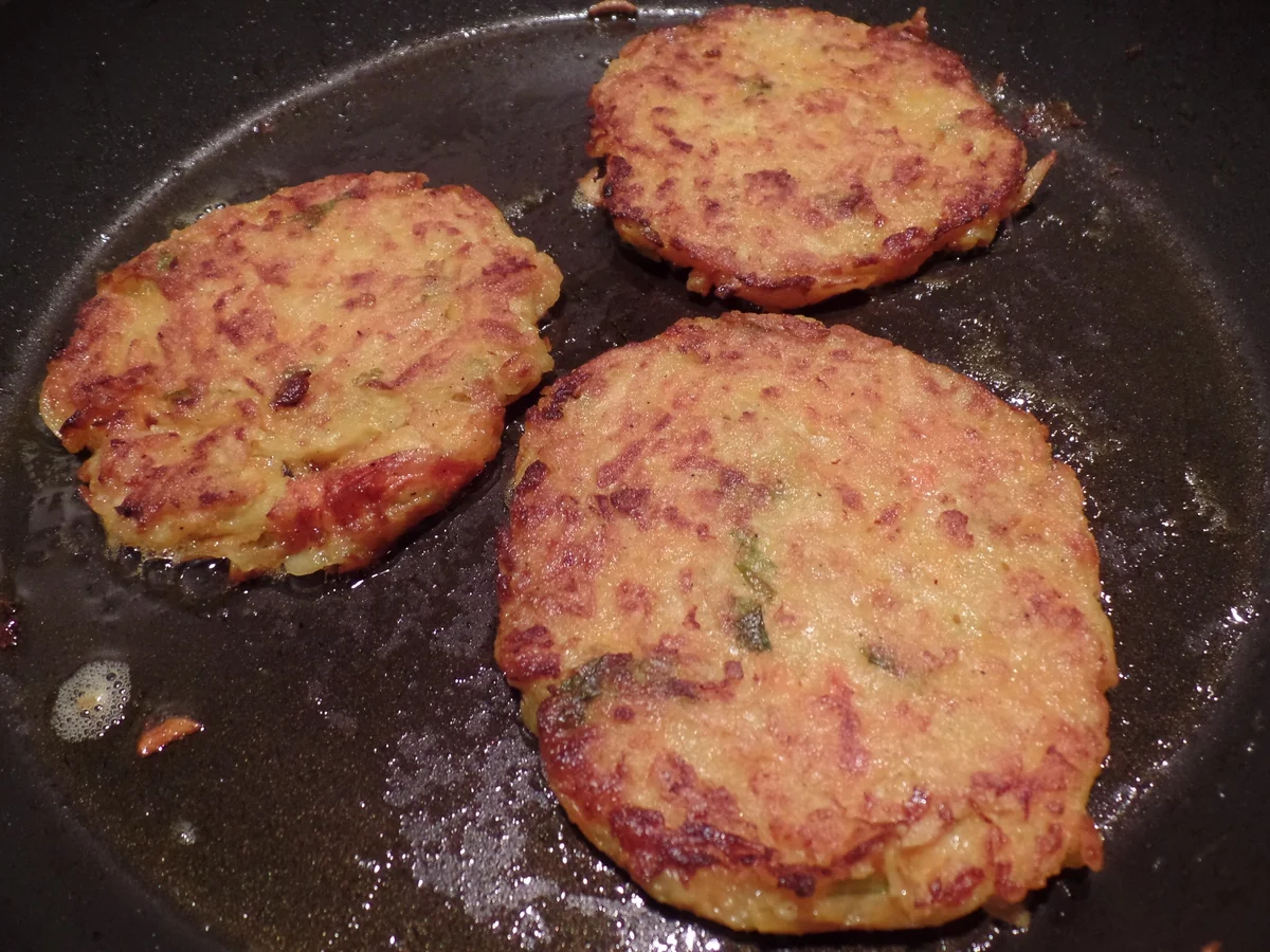 Rezept: Kürbis-Kartoffelpuffer mit Apfel-Preiselbeer-Kompott Bild Nr. 946 Kürbis-Kartoffelpuffer mit Apfel-Preiselbeer-Kompott - Rezept - Bild Nr. 946