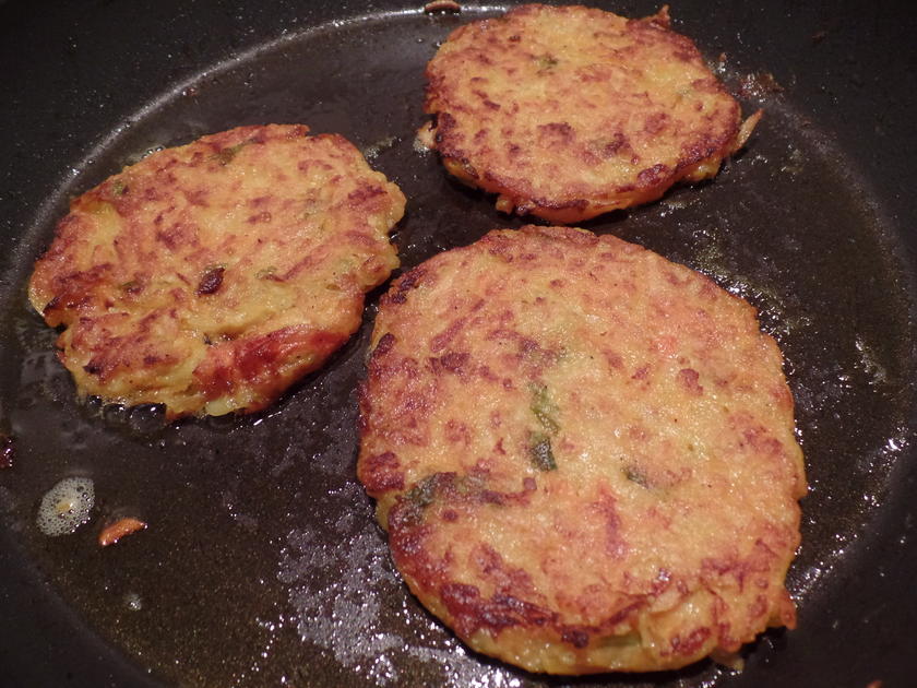 Kürbis-Kartoffelpuffer mit Apfel-Preiselbeer-Kompott - Rezept - kochbar.de