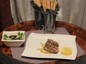 Tonno al Sesamo mit Artischockenherzen und Erdbeeren-Salat - Rezept