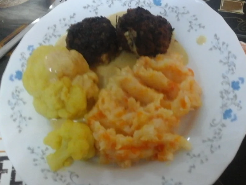 Rezept: Buletten asiatisch gewürzt mit Sauce, Curry-Blumenkohl und Möhren-Kartoffel-Stampf Bild Nr. 941 Buletten asiatisch gewürzt mit Sauce, Curry-Blumenkohl und Möhren-Kartoffel-Stampf - Rezept - Bild Nr. 941