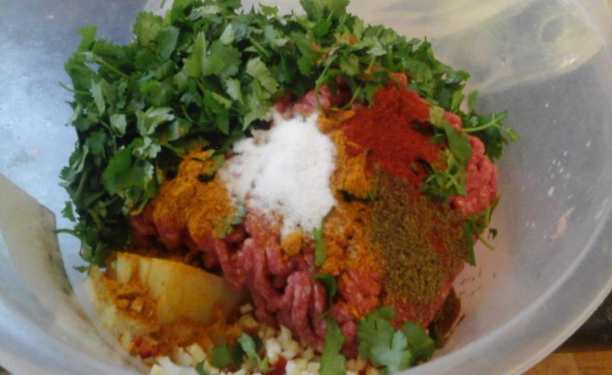 Buletten asiatisch gewürzt mit Sauce, Curry-Blumenkohl und Möhren-Kartoffel-Stampf - Rezept - Bild Nr. 944