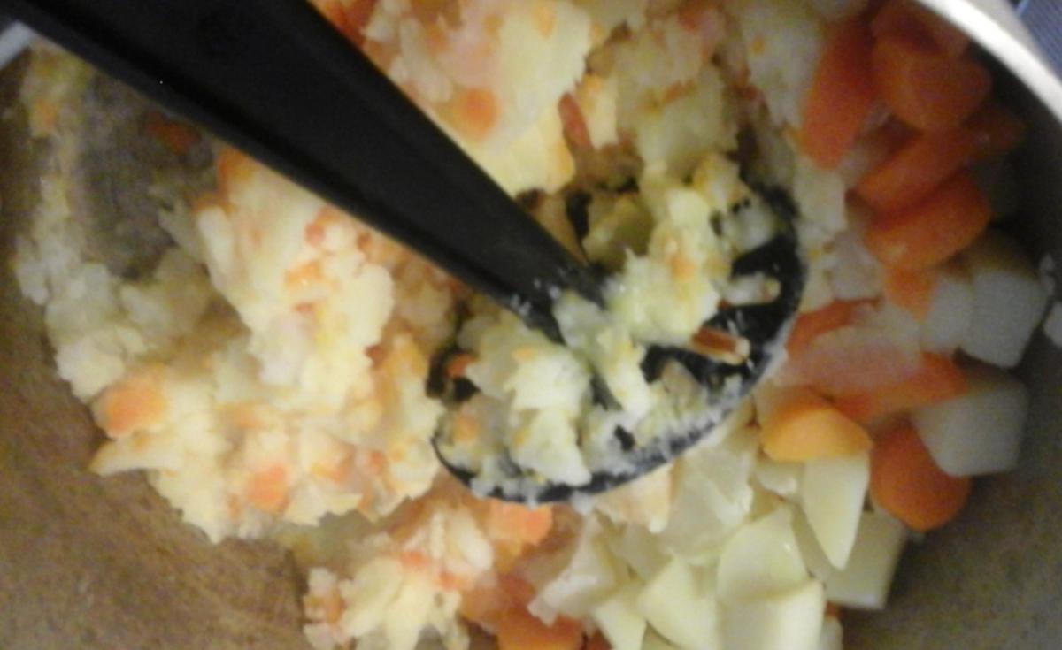 Buletten asiatisch gewürzt mit Sauce, Curry-Blumenkohl und Möhren-Kartoffel-Stampf - Rezept - Bild Nr. 950