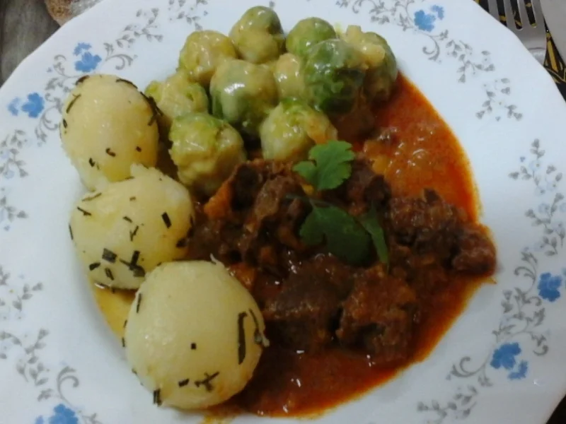 Rindergulasch mit Rosenkohl und Rosmarinkartoffeln - Rezept - Bild Nr. 941