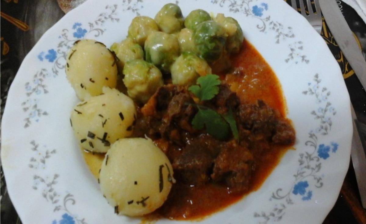 Rindergulasch Mit Rosenkohl Und Rosmarinkartoffeln - Rezept - Kochbar.de