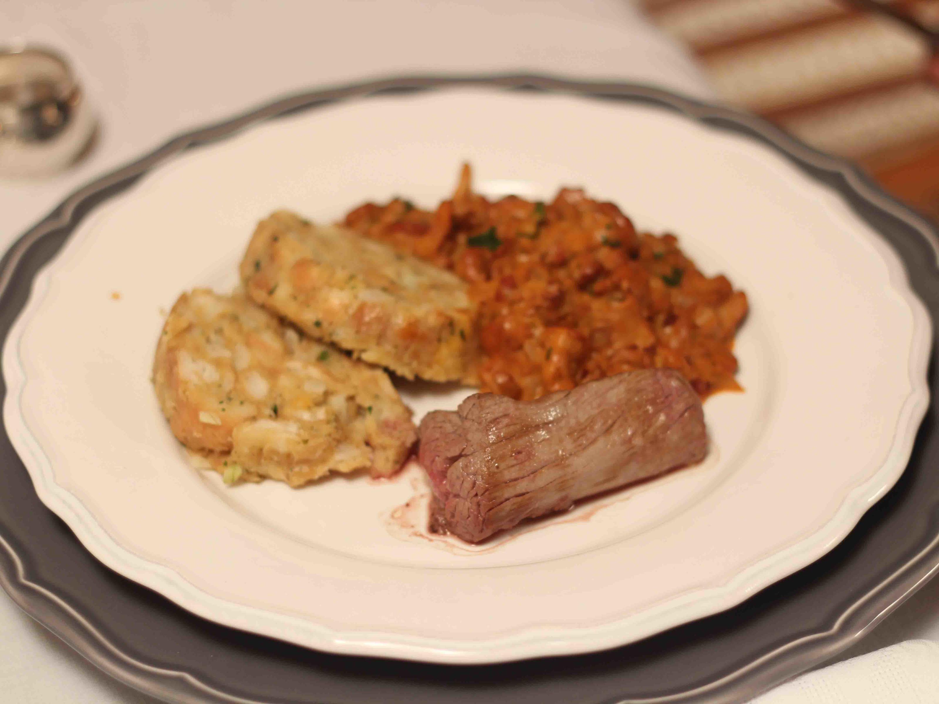 Bilder für Eierschwammerlgulasch mit Serviettenknödel und Filetspitzen - Rezept