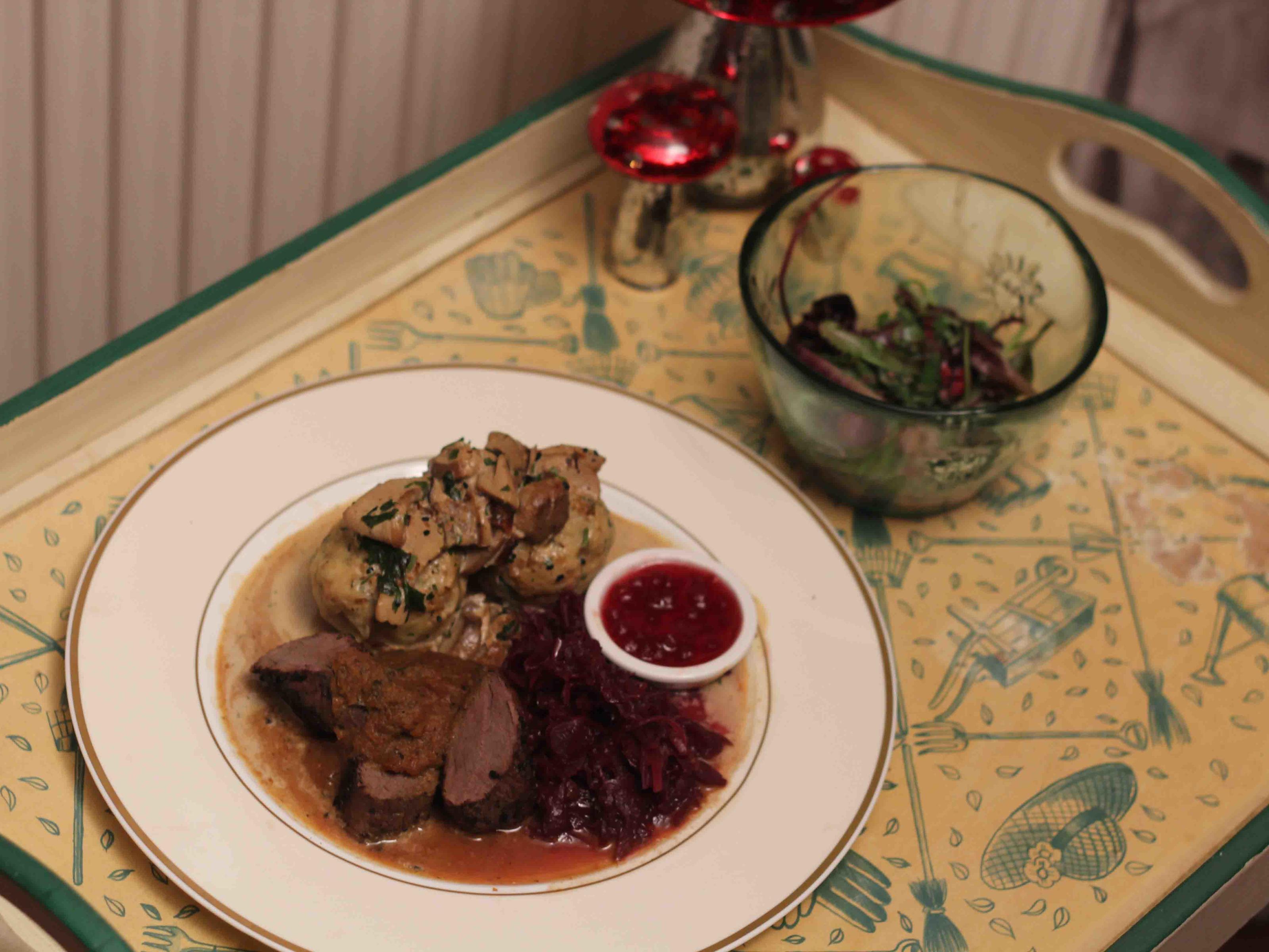 Bilder für Allgäuer Hirschkalbsfilet mit Semmelknödel, Blaukraut und frischen Steinpilzen - Rezept