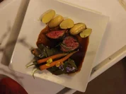 Supreme vom Rind aus dem Bergheu mit Vanillekarotten, Zuckerschoten und Rosmarinkartoffeln - Rezept