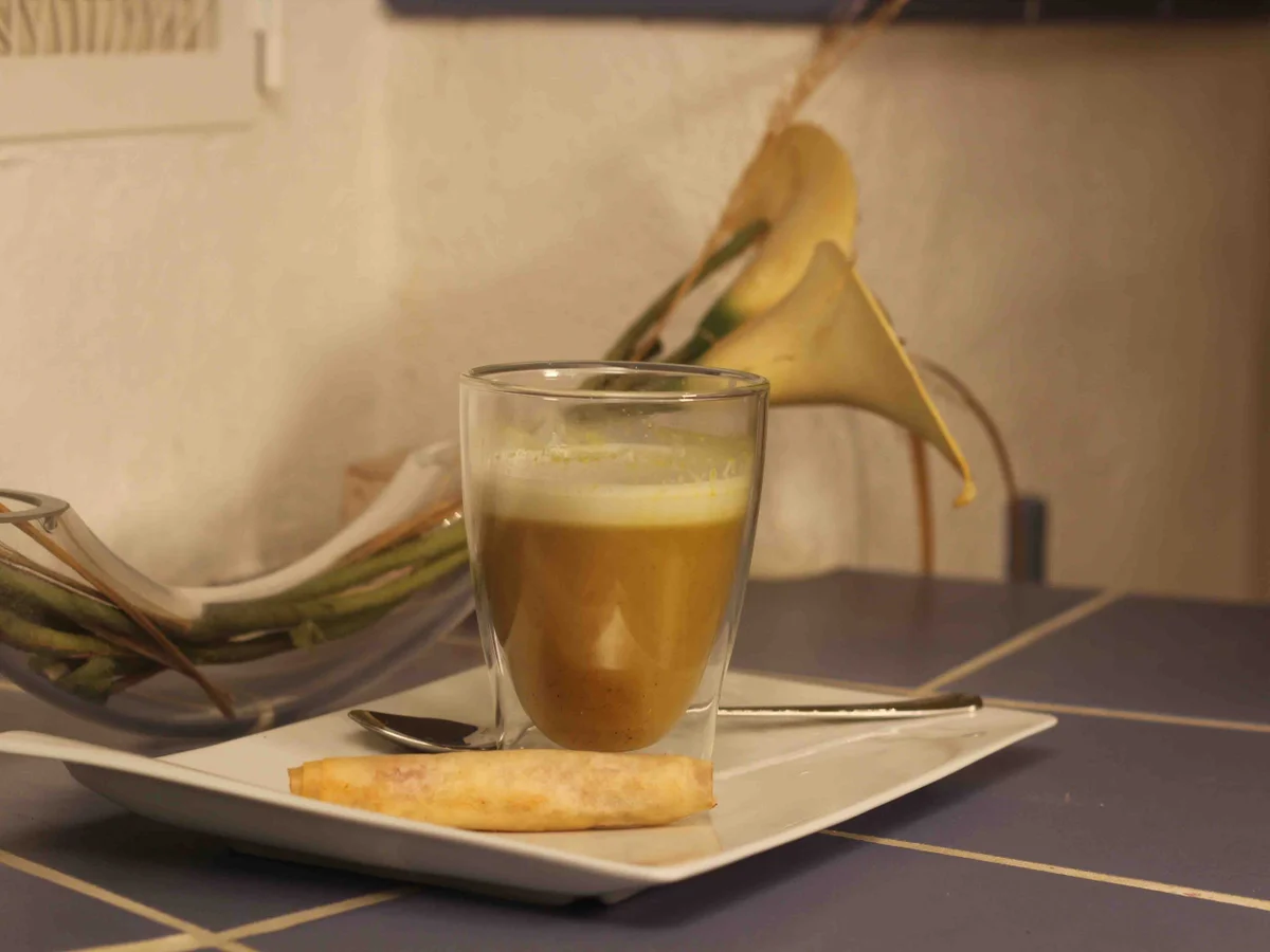 Rezept: Currysüppchen mit Zitronengras-Kokos-Schaum und knusprigen Schinkenröllchen Currysüppchen mit Zitronengras-Kokos-Schaum und knusprigen Schinkenröllchen - Rezept