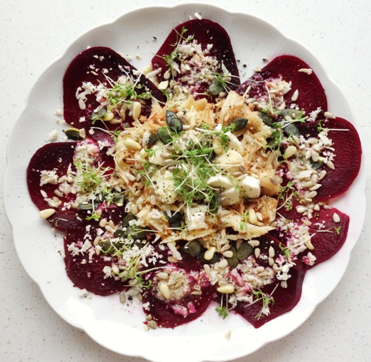 Rote Rüben Salat mit Meerrettichschaum und allerlei Beiwerk :o ...