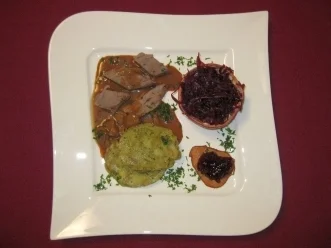 Rehrückenbraten mit Steinpilzsoße, Granatapfel-Rotkohl und Serviettenknödeln - Rezept