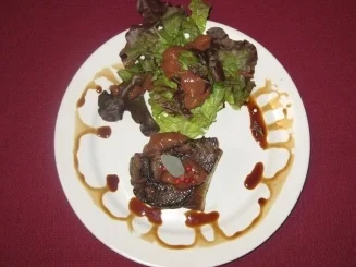 Salbeileber vom Rehbock auf Feigenmus mit rotem Pfeffer und Salat - Rezept