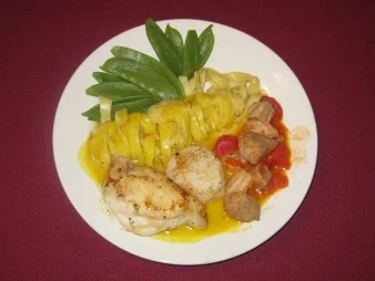 Lotte mit Pasta, Safransoße und Kaiserschoten - Rezept