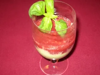 Rezept: Basilikum-Rosmarin-Creme mit Himbeersoße im Glas Basilikum-Rosmarin-Creme mit Himbeersoße im Glas - Rezept