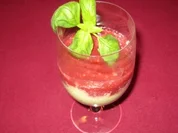 Basilikum-Rosmarin-Creme mit Himbeersoße im Glas - Rezept