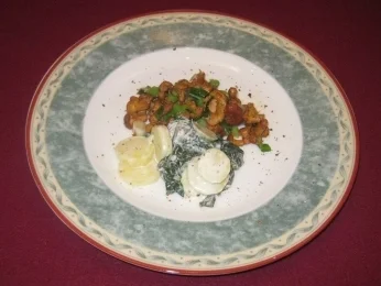 Mangold-Kartoffelsalat in Senfdressing mit gebratenen Pfifferlingen - Rezept