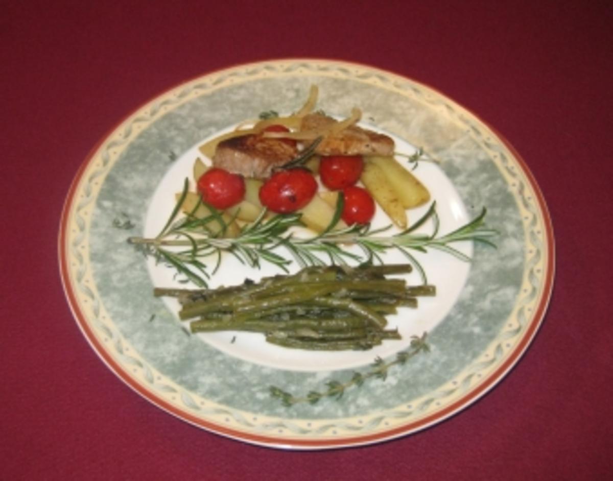 Bilder für Schweinefilet aus dem Ofen auf Kartoffeln und Tomaten mit grünen Bohnen - Rezept