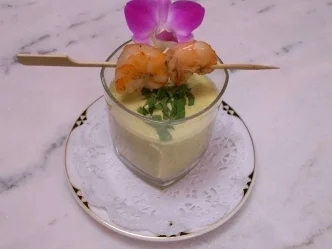 Rezept: Zucchinischaumsuppe mit gebratenen Scampi Zucchinischaumsuppe mit gebratenen Scampi - Rezept