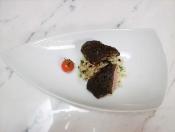 Lamm in Kräuter-Oliven-Kruste an Spinatrisotto - Rezept