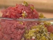 Rezept: Rindertatar mit Crème fraîche und Rösti Rindertatar mit Crème fraîche und Rösti - Rezept