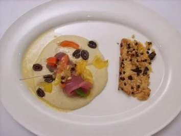 Tunfischspieß auf weißem Bohnenpüree mit Zwiebelflammkuchen - Rezept