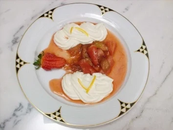 Quarkmousse mit weißer Schokolade an Rhabarber-Erdbeer-Kompott - Rezept