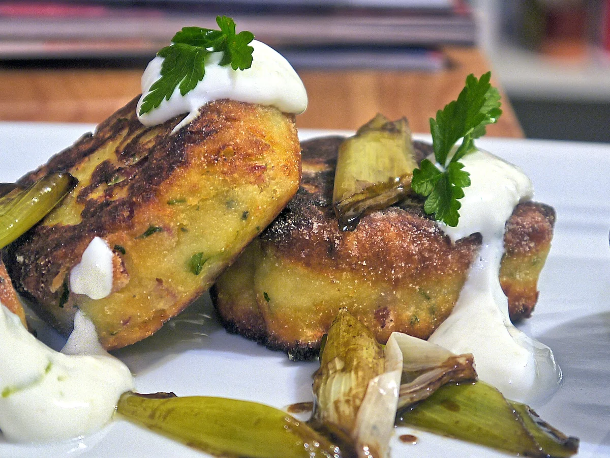 Kartoffel-Chorizo-Taler mit Limettendip und karamellisierten Lauchzwiebeln - Rezept - Bild Nr. 955