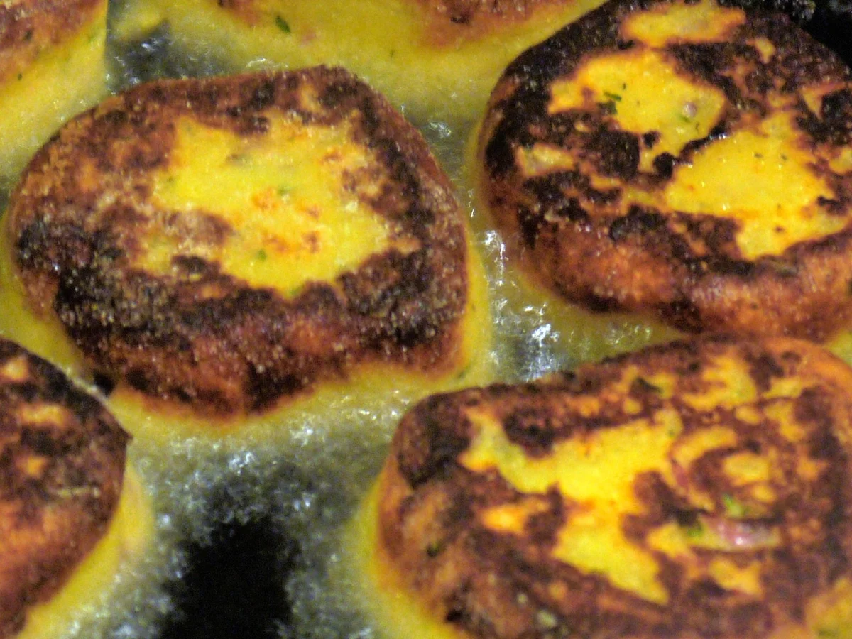 Kartoffel-Chorizo-Taler mit Limettendip und karamellisierten Lauchzwiebeln - Rezept - Bild Nr. 969