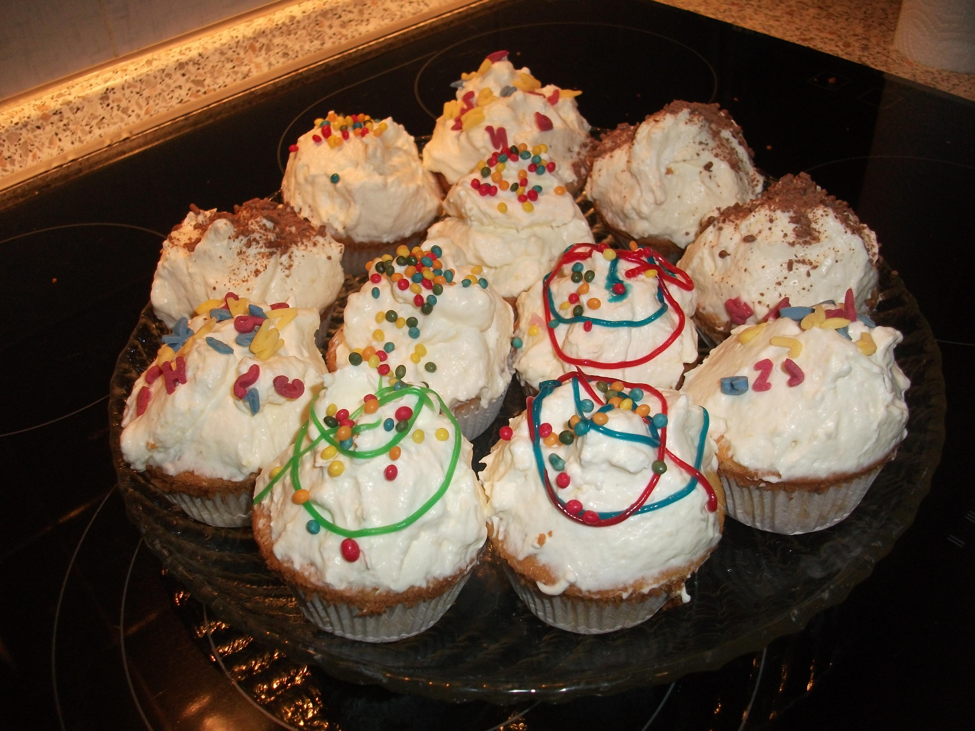 Bilder für Muffins mit Sahne-Schmand-Haube - Rezept